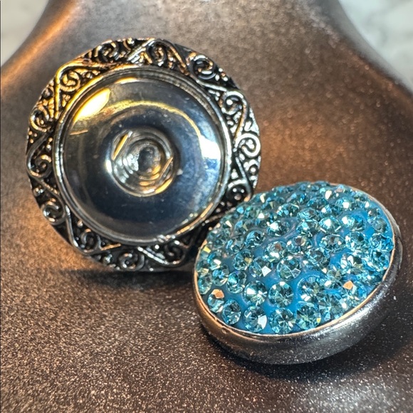 20mm Ornate Silver-Tone Snap Button Ring with 1 Blue Sparkle Snap (shown) - Picture 5 of 7